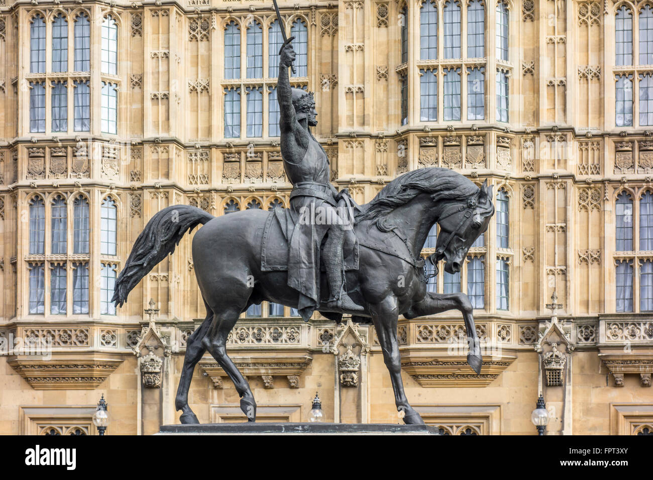 Statue von Richard Coeur de Lion Richard Löwenherz von Carlo Marochetti, Palast von Westminster, London, UK Stockfoto