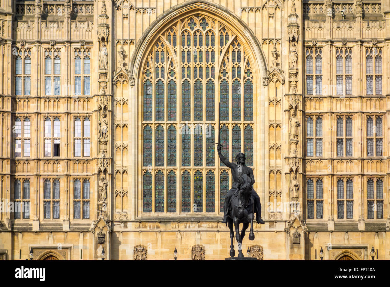 Statue von Richard Coeur de Lion Richard Löwenherz von Carlo Marochetti, Palast von Westminster, London, UK Stockfoto