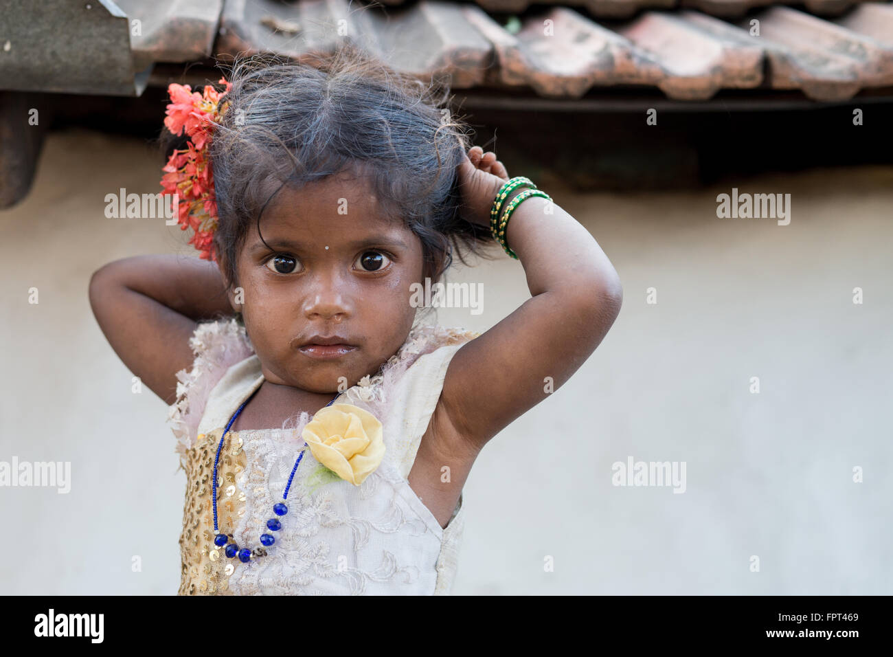 Indische Slum Mädchen trägt eine Blume im Haar Stockfoto