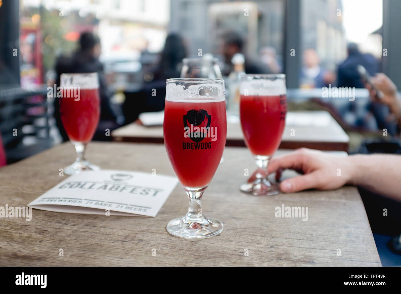 rote Früchte Bier in einem Brewdog-Glas in einer bar Stockfoto