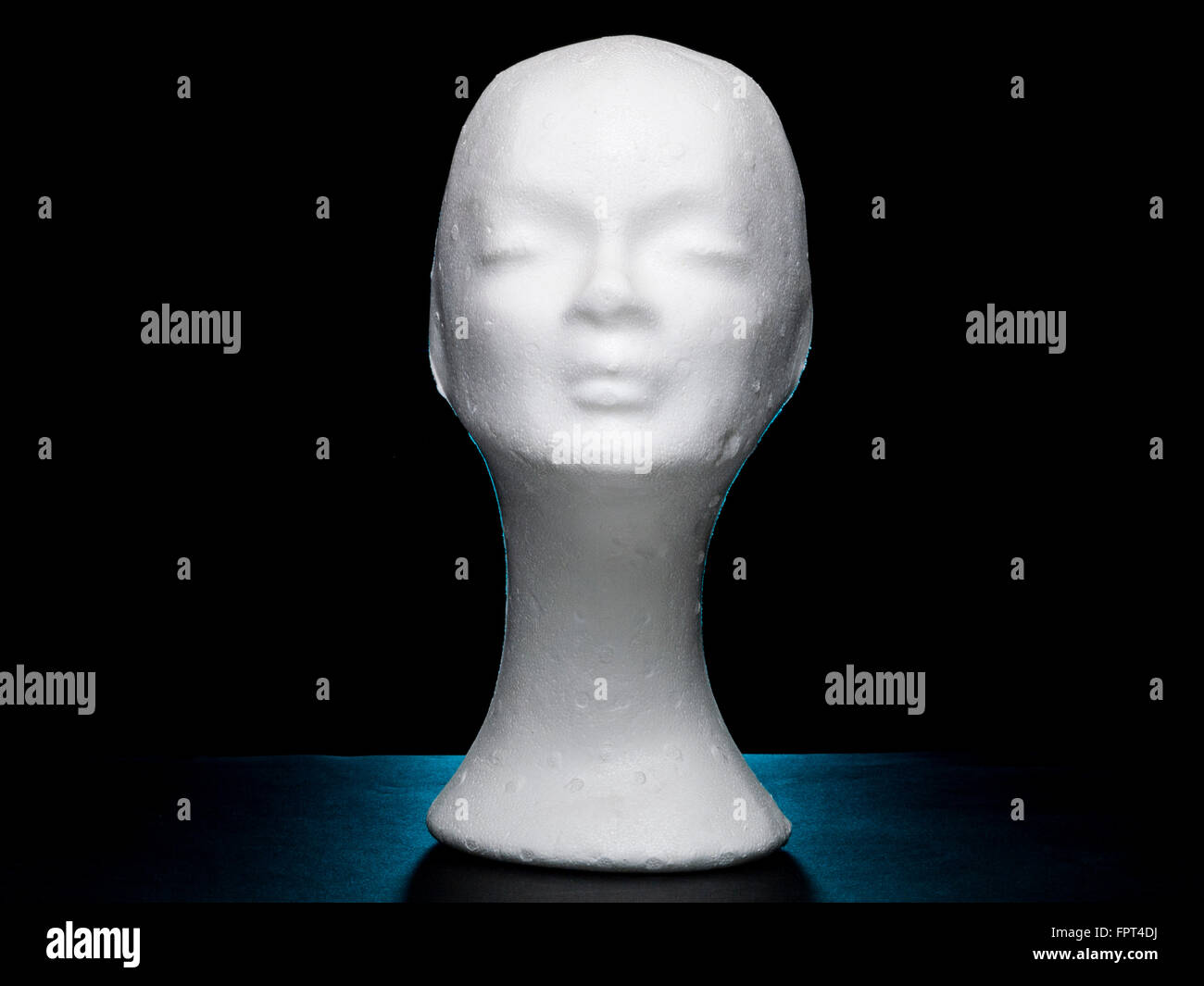 White dummy Weiblicher Kopf auf schwarzem Hintergrund Stockfoto