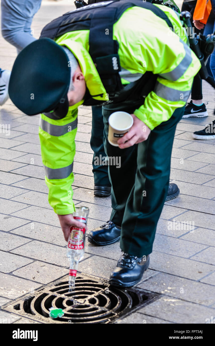 Belfast, Nordirland. 17. März 2016 - entsorgen PSNI Polizisten Alkoholkonsum von Jugendlichen beschlagnahmt. Stockfoto