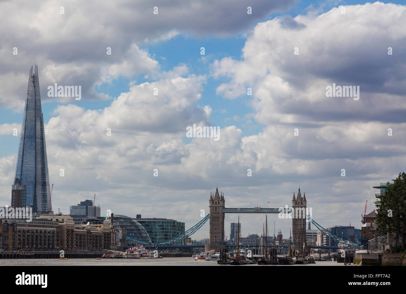 Zeigen Sie auf der Themse mit Blick auf die Tower Bridge und der Shard an Stockfoto