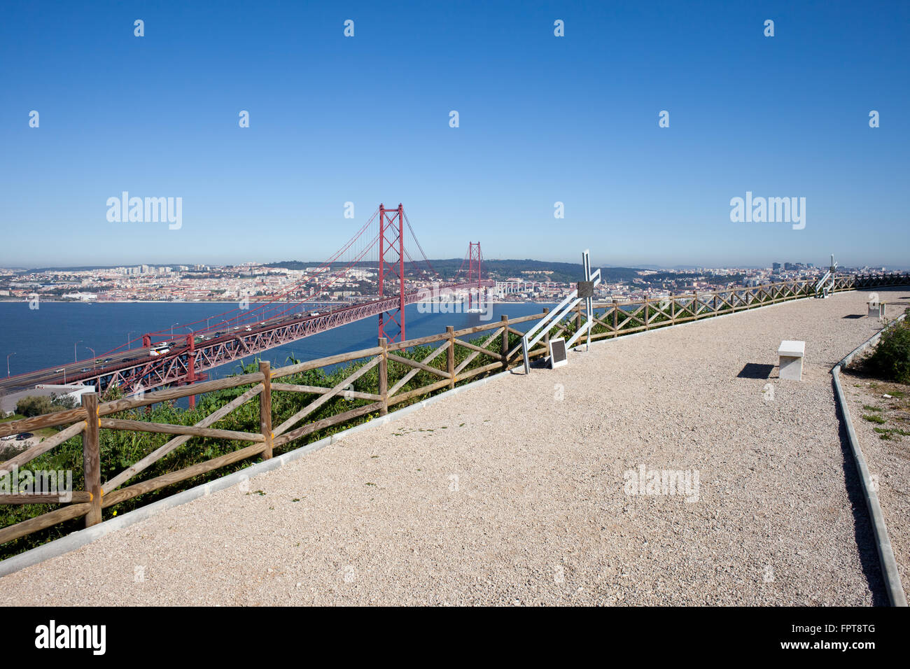 Oberen Hügel Gasse in Almada, Blick über 25 de Abril Brücke zwischen Lissabon und Almada in Portugal Stockfoto