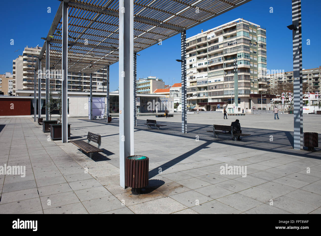 Stadt von Almada in Portugal, Terrasse mit Bänken und Pergola auf dem Freiheitsplatz Stockfoto