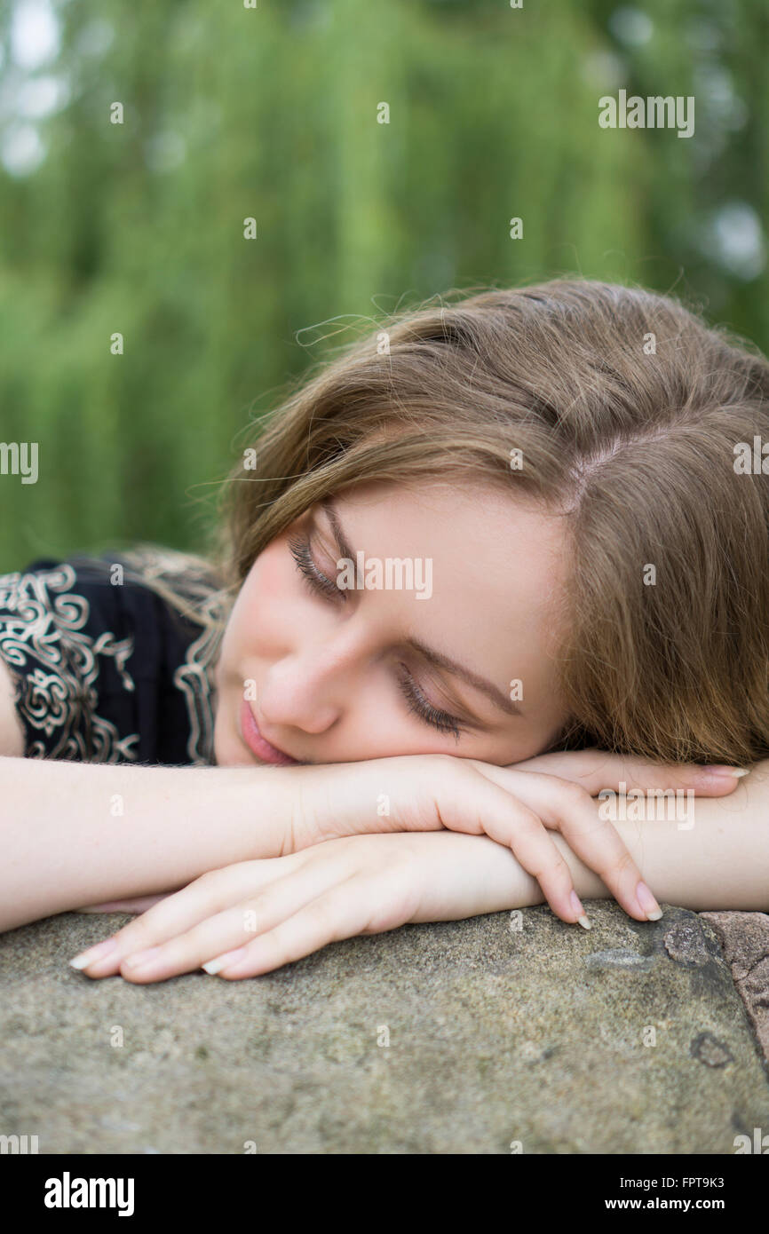 Junge Frau im Freien schlafen Stockfoto