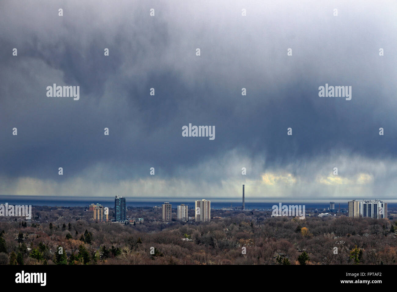 Stürmischen Wolken mit Regen bewegen Kreuz Ost Toronto und Lake Ontario im zeitigen Frühjahr Stockfoto