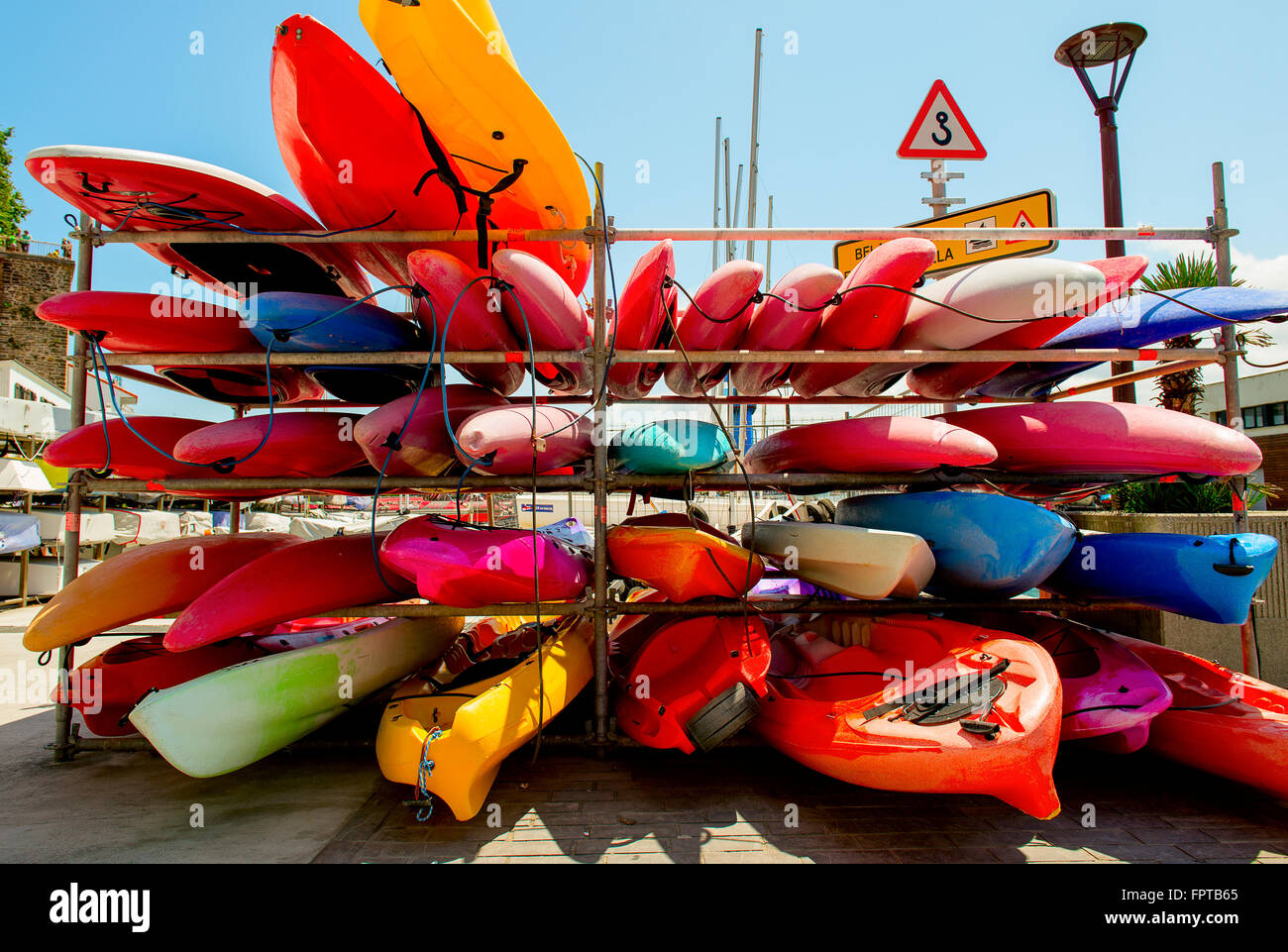SAN SEBASTIAN, Spanien 12. Juli 2015, Kanus am Hafen von der baskischen Land San Sebastian Stockfoto