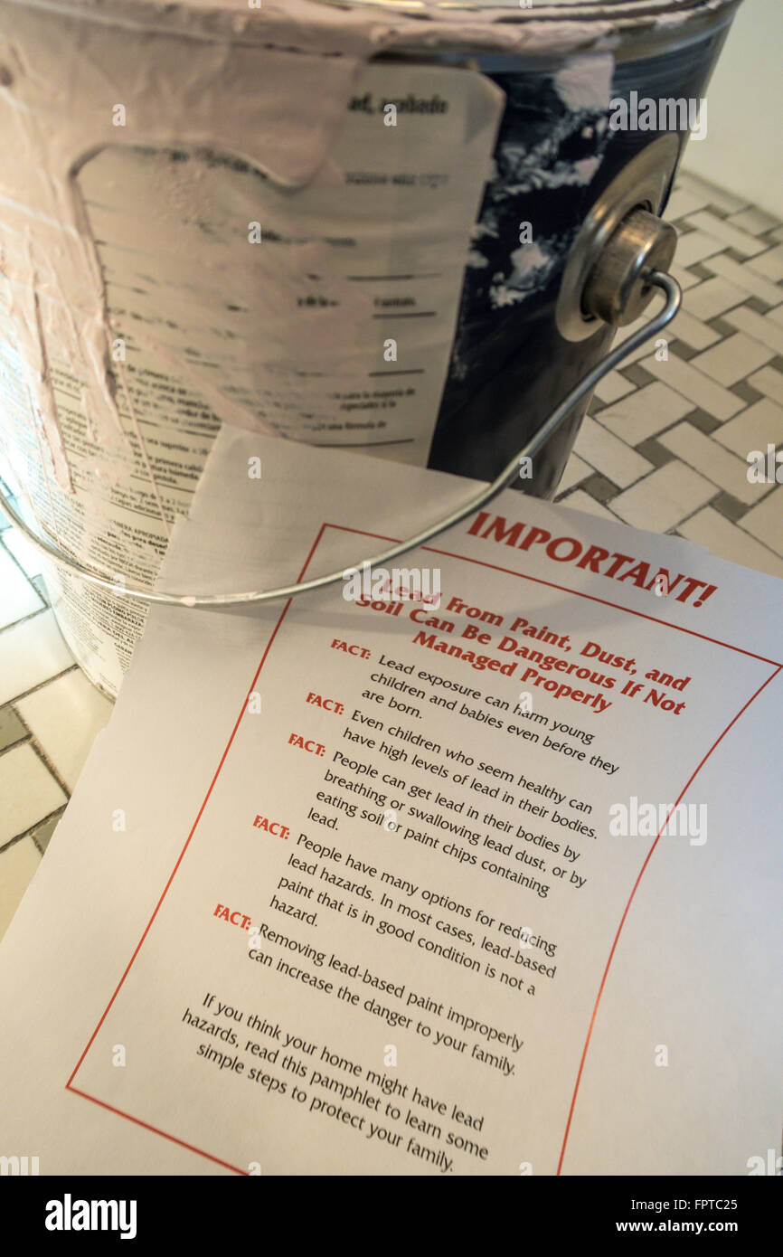 Schützen Sie Ihre Familie von Lead Paint-Informations-Broschüre mit Gallone Haus-Farbe, NYC, USA Stockfoto