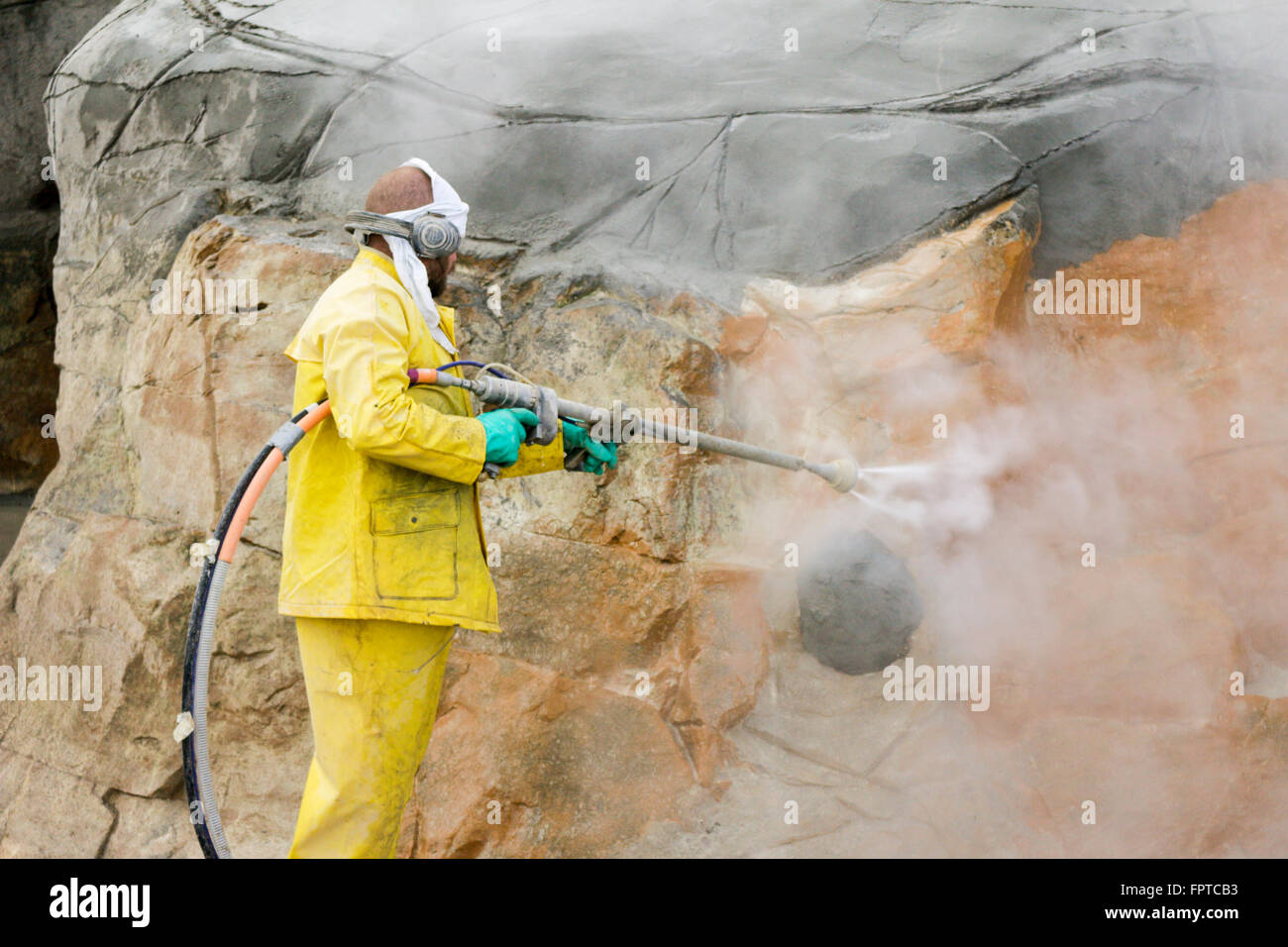 Wartung Worker Dampfreinigung Felsen in Dichtung Gehäuse. Lincoln Park Zoo, Chicago, Illinois. Stockfoto