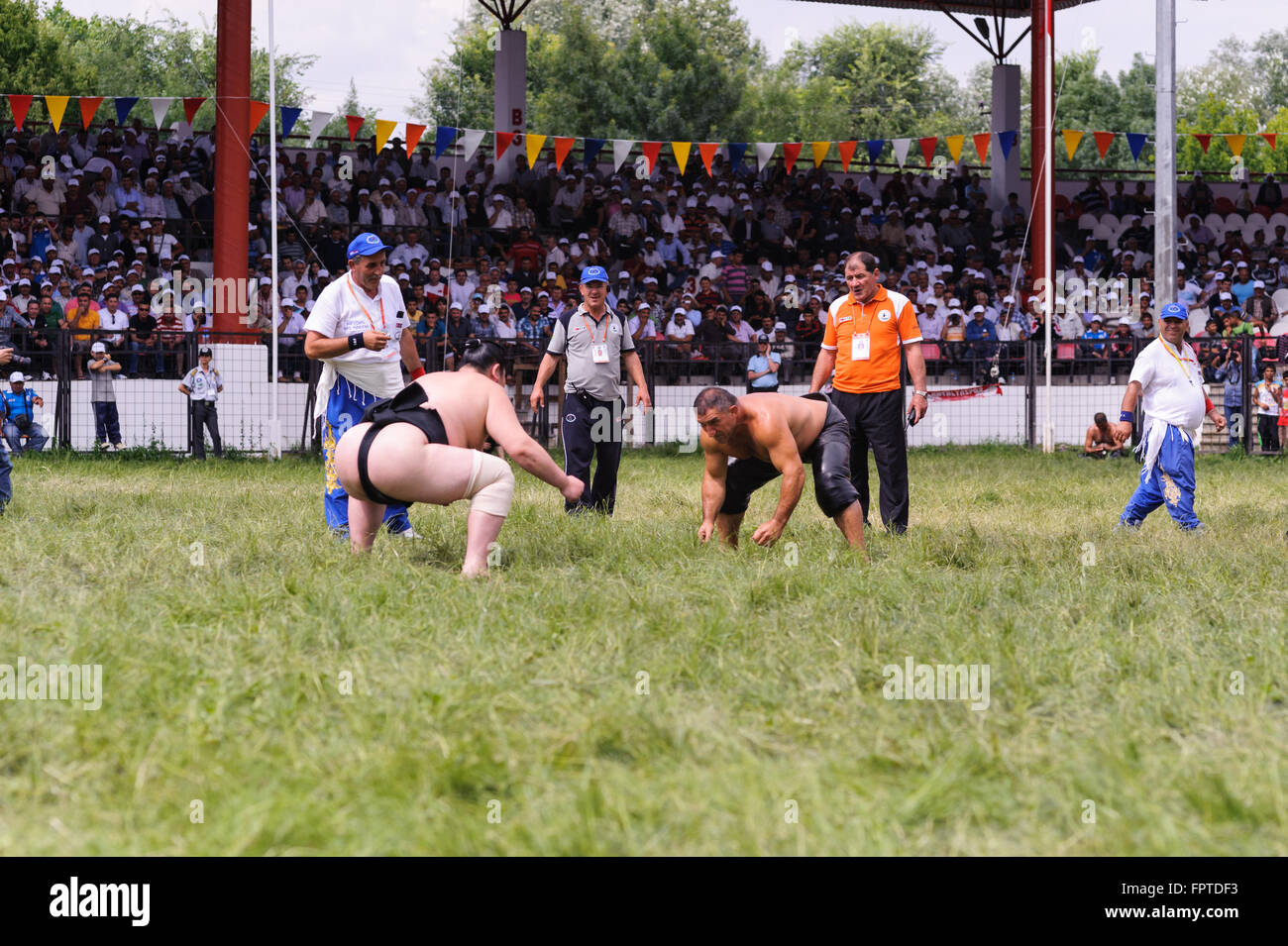 Türkischer Ringer Pehlivan und japanischer Sumo-Ringer beim Wettbewerb in Kirkpinar. Kirkpinar Stockfoto