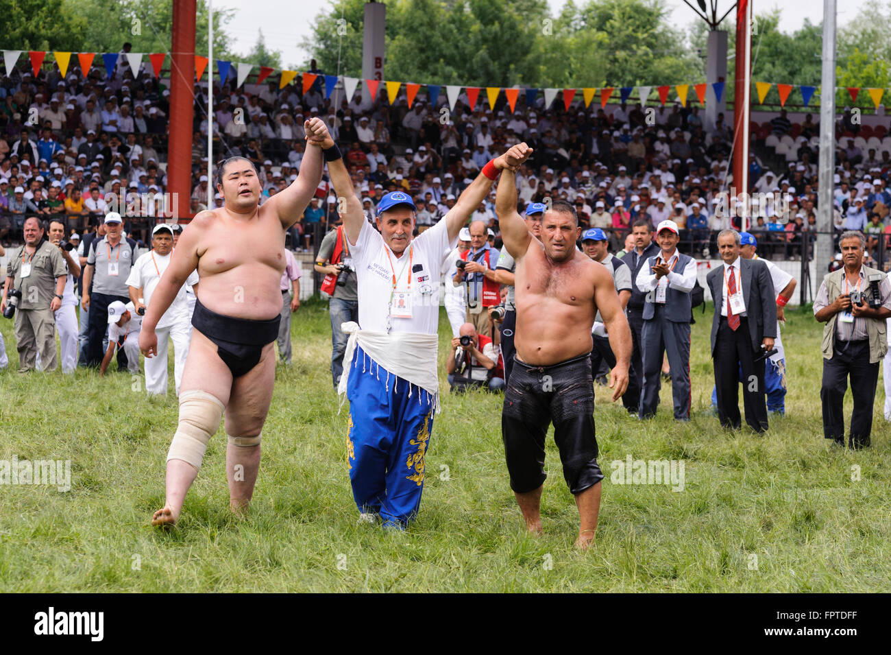 Türkischer Ringer Pehlivan und japanischer Sumo-Ringer beim Wettbewerb in Kirkpinar. Stockfoto