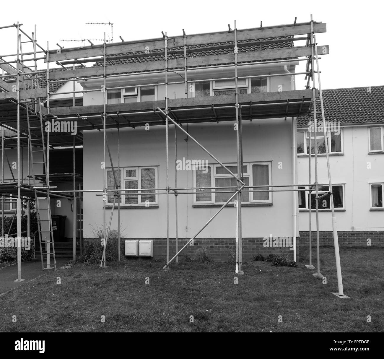 Zugang Gerüste auf einem kleinen britischen Wohnung Wohnblock. März 2016 Stockfoto