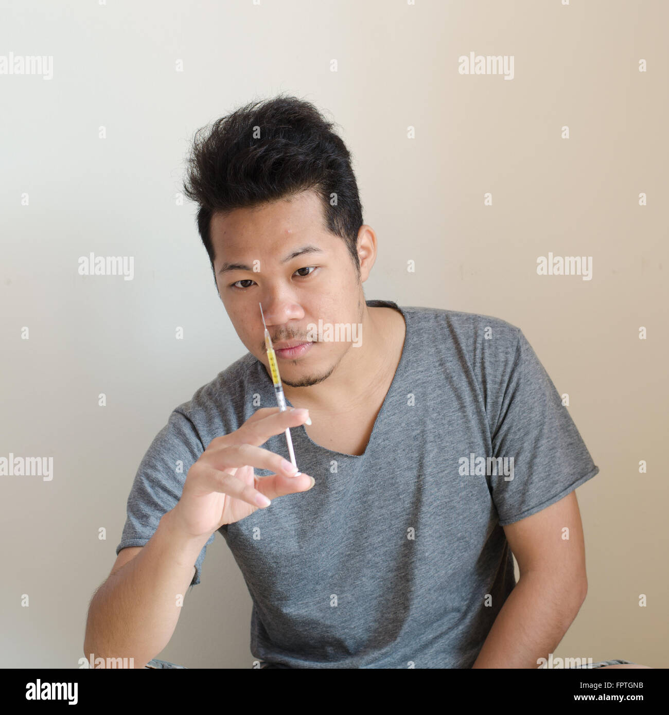 Drug addict Mann mit Spritze in der hand Stockfoto