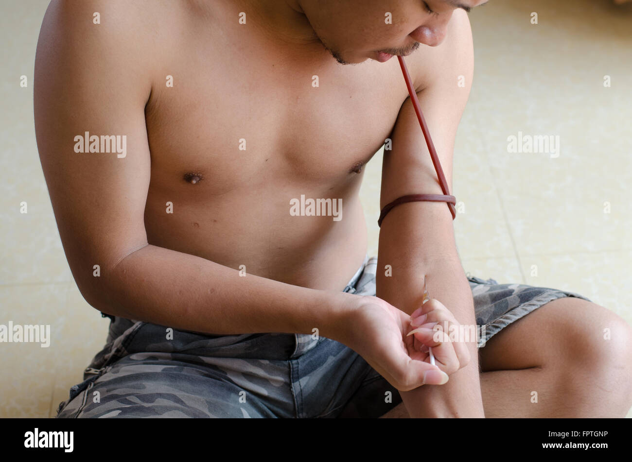 Drug addict Mann mit Spritze in Aktion Stockfoto