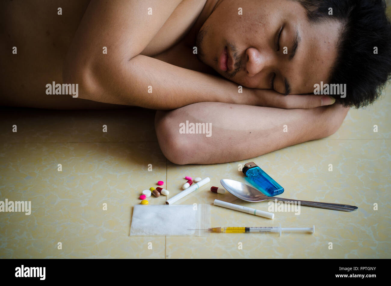 Drogenabhängiger auf dem Boden Stockfoto