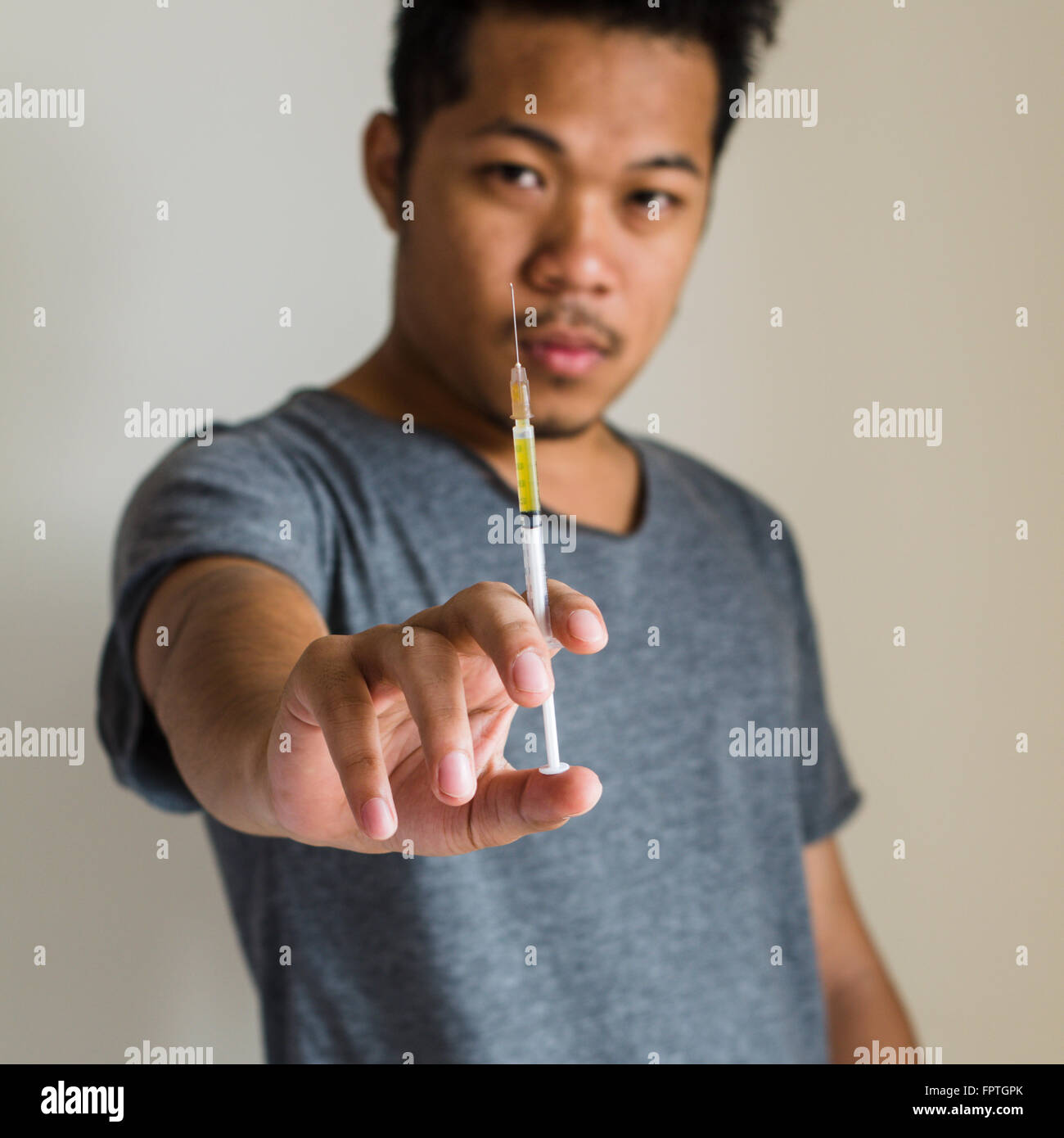 Drug addict Mann mit Spritze in der hand Stockfoto