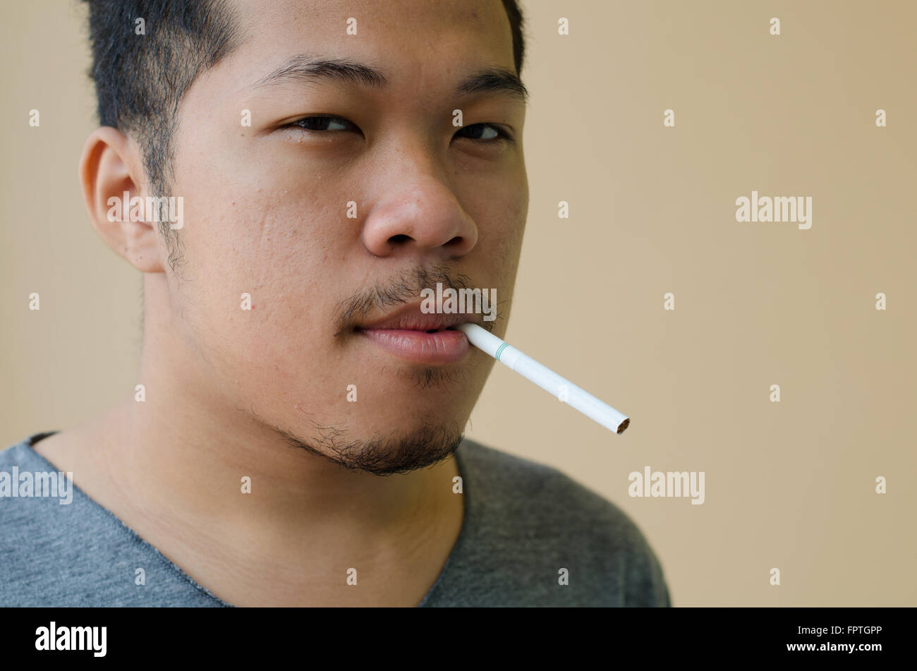 junger Mann raucht eine Zigarette Stockfoto
