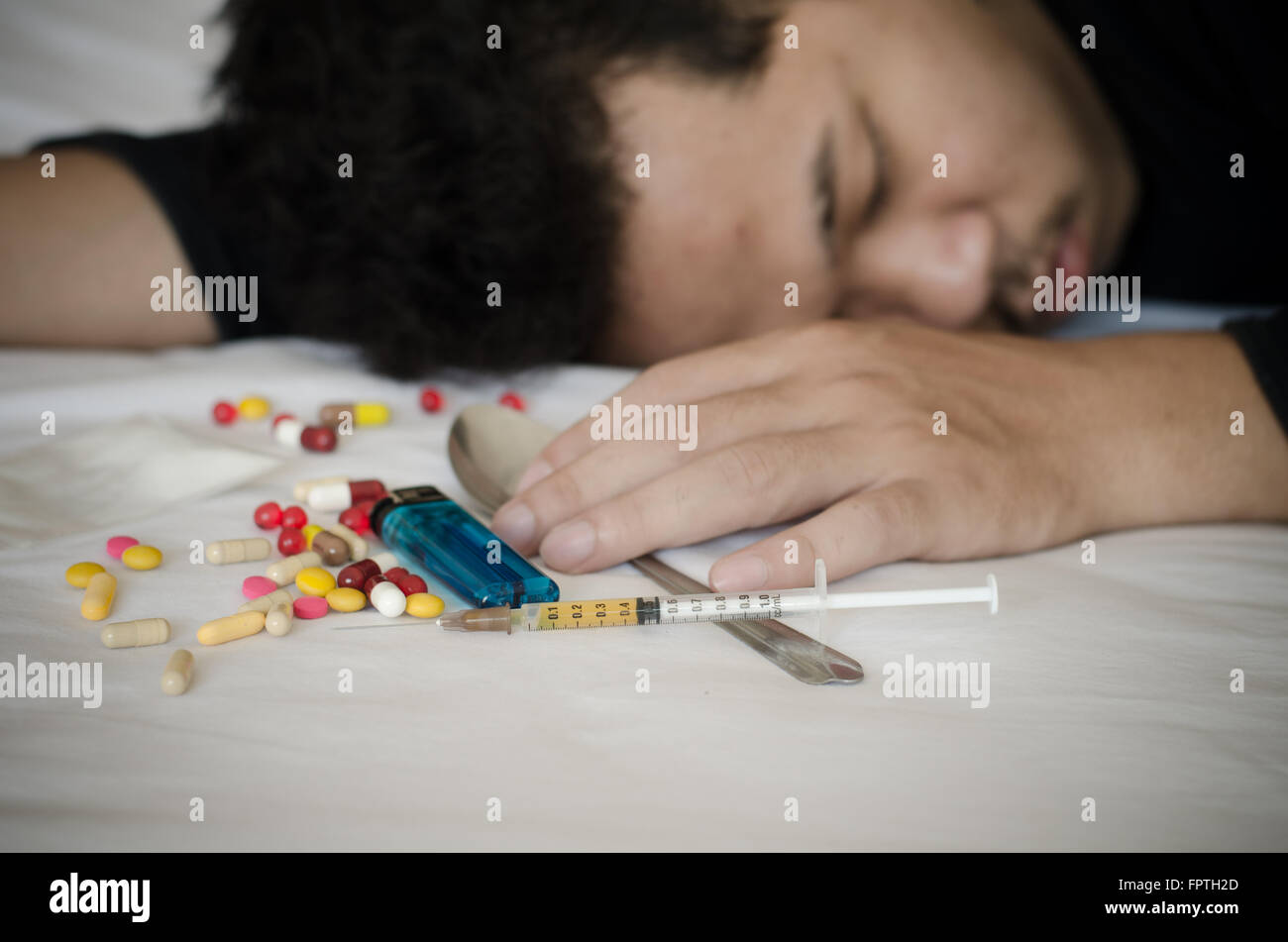 Drogenabhängiger mit auf dem Bett Stockfoto