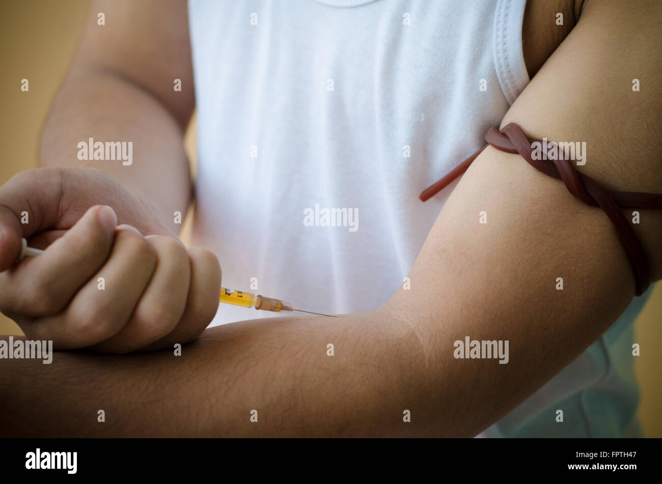 Drug addict Mann mit Spritze in Aktion Stockfoto