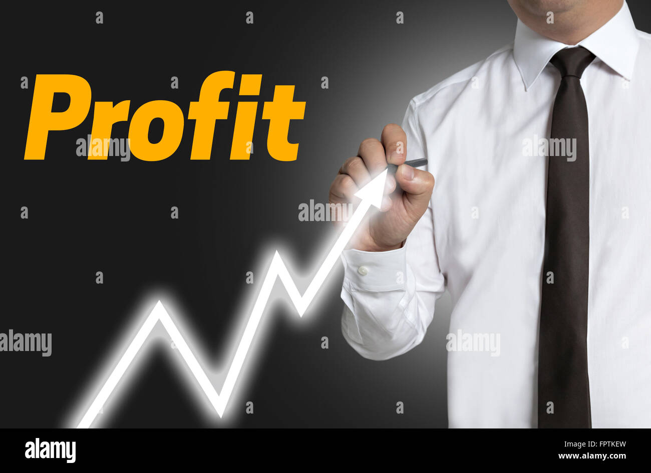 Gewinn-Mann zieht Marktpreis auf Touchscreen-Hintergrund. Stockfoto