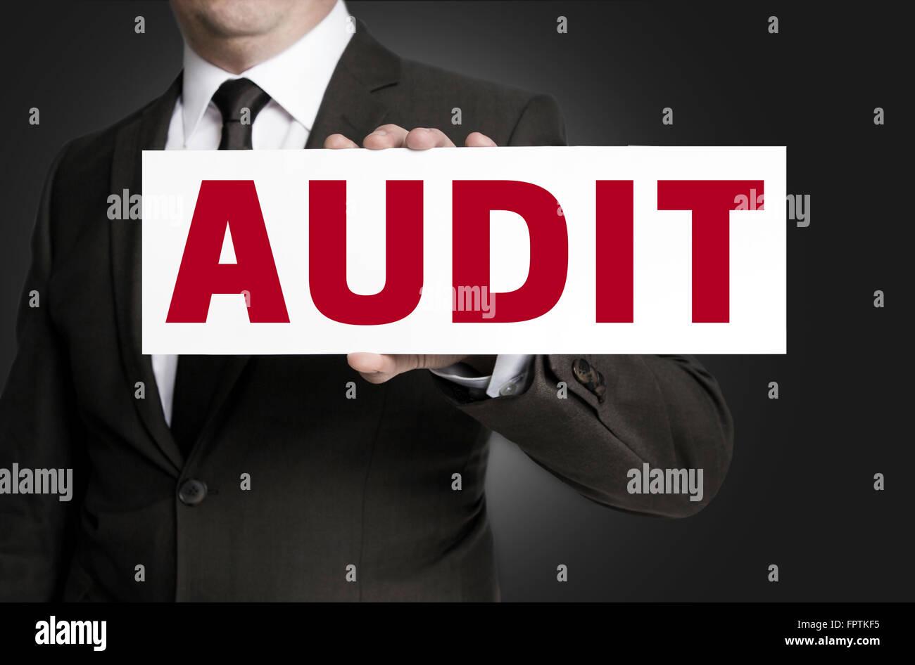 Audit-Zeichen vom Geschäftsmann Hintergrund gehalten wird. Stockfoto