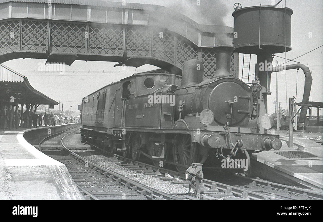 Südbahn O2 0-4-4 t No.W34 Newport auf der Isle Of Wight zwischen 1948 und 08/1955 Stockfoto