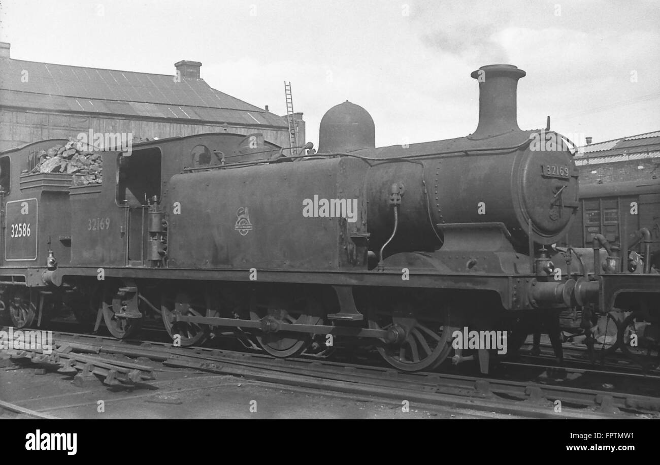 LBSCR E3 Klasse 0-6-2 t No.32169 Dampflokomotive zurückgezogen 1955 in Brighton im Oktober 1952 Schuppen Stockfoto