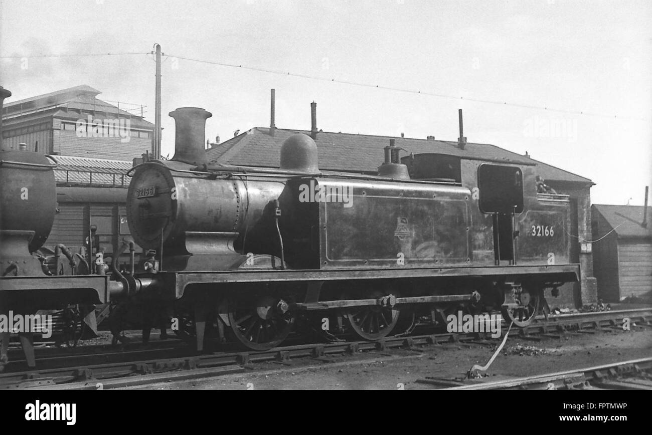 LBSCR E3 Klasse 0-6-2 t No.32166 Dampflokomotive in Brighton im Oktober 1952 Stockfoto