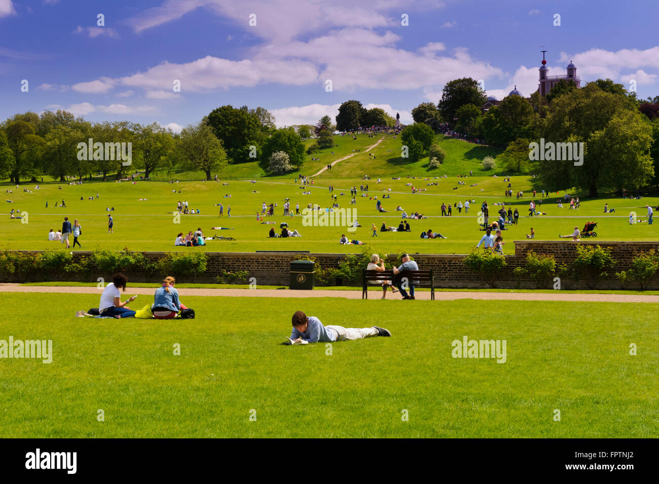 Menschen genießen die britische Sommer auf der Freifläche an der Sternwarte Greenwich, London, Vereinigtes Königreich. Stockfoto