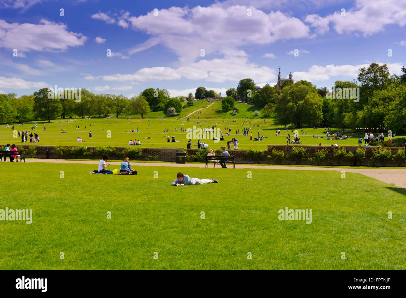Menschen genießen die britische Sommer auf der Freifläche an der Sternwarte Greenwich, London, Vereinigtes Königreich. Stockfoto