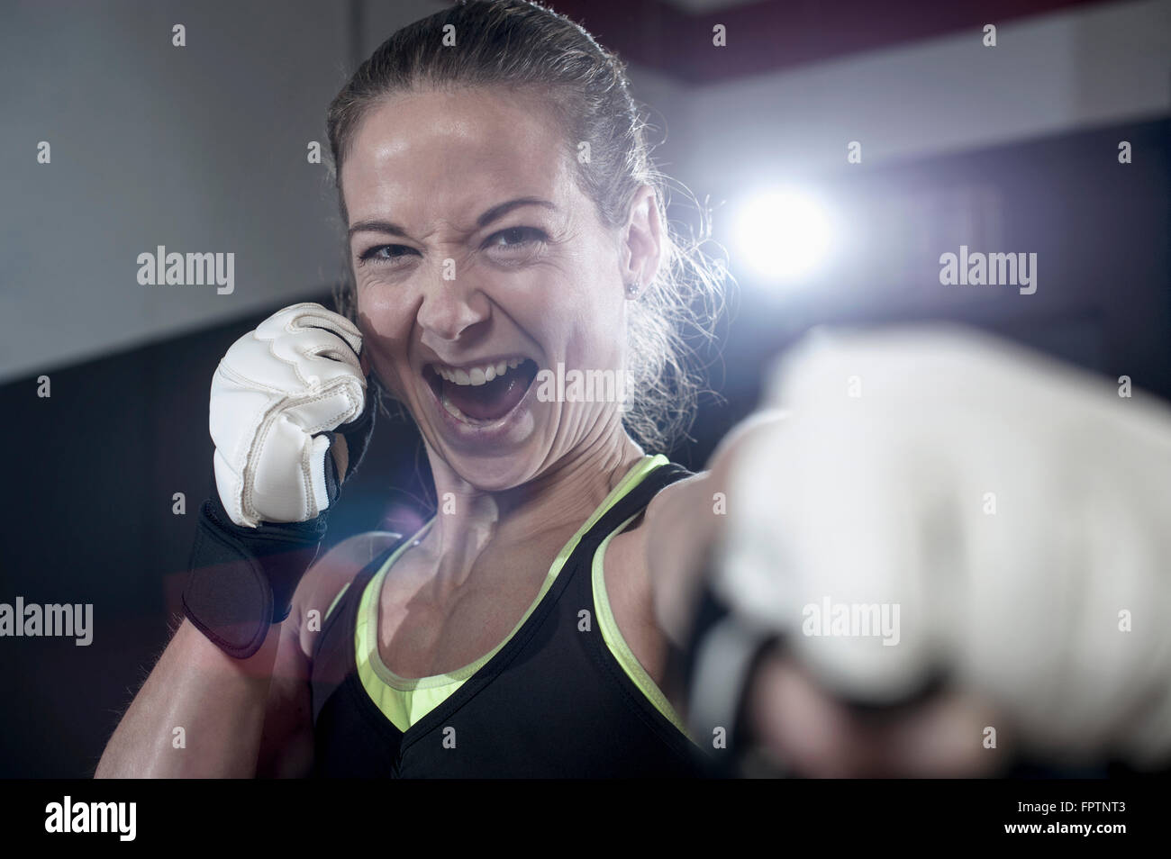 Porträt einer Sportlerin im Boxen stellen in der Turnhalle, Bayern, Deutschland Stockfoto