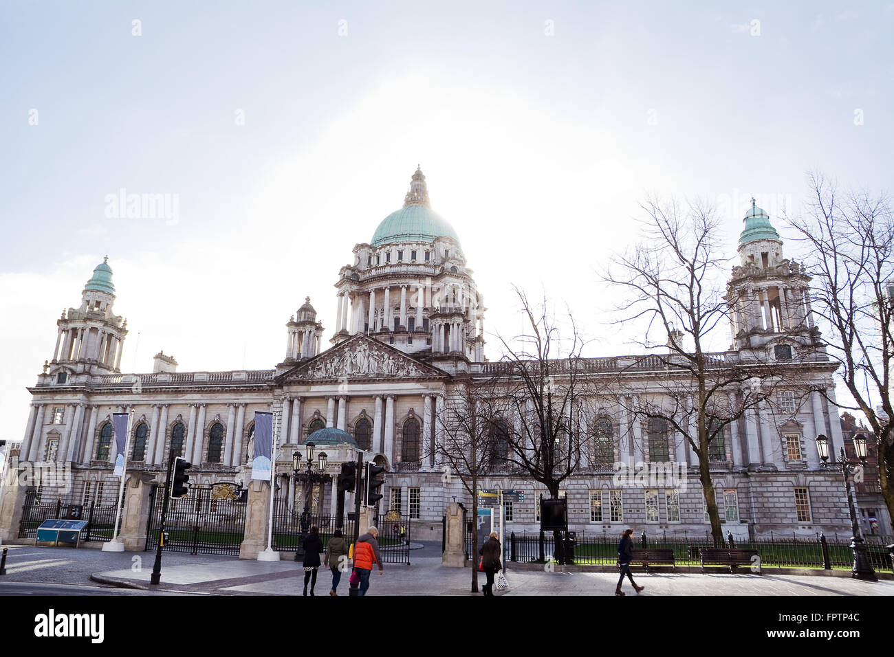 Der Belfast City Hall bei Gegenlicht Stockfoto