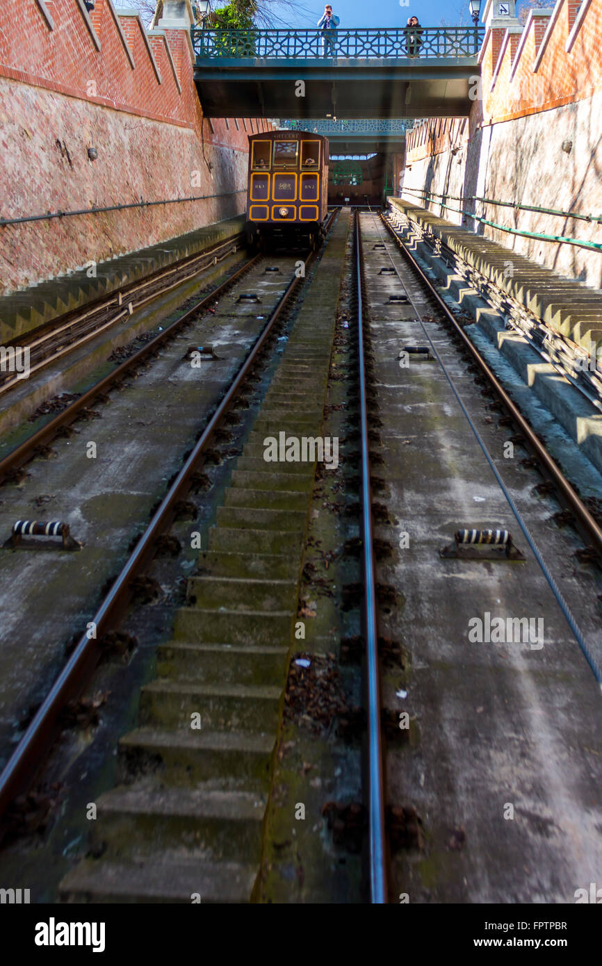 Budapest, Ungarn - 14. März 2016: The Budapest Standseilbahn den Transport von Touristen nach und von der Budaer Burg in Budapest, Ungarn Stockfoto