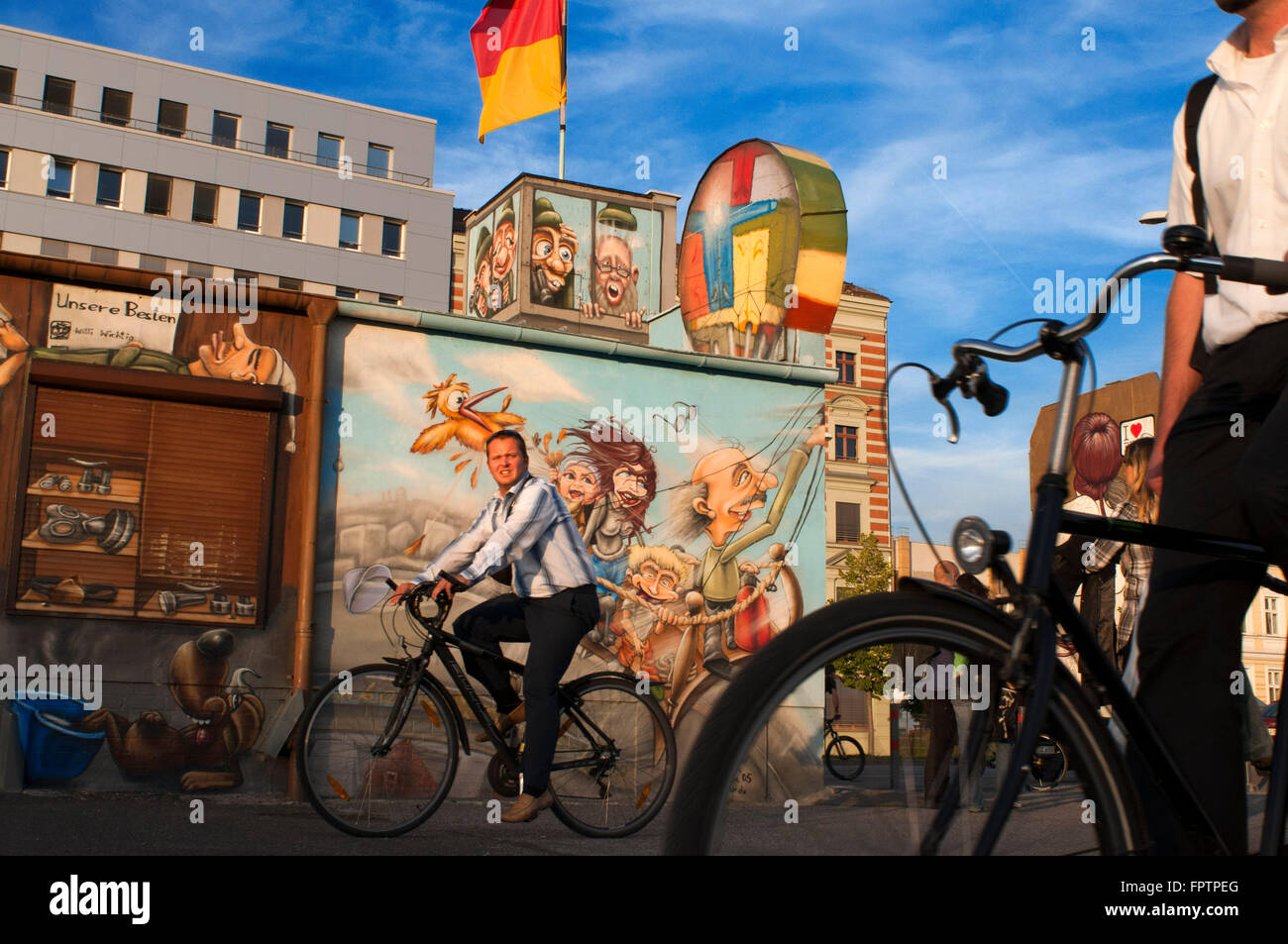 Deutschland, Berlin. Fahrräder. Einen entspannten Nachmittag auf dem Rasen von der East Side Gallery entlang der Spree. Die East Side Gallery ist ein Stockfoto