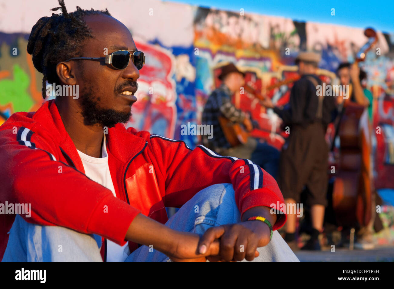 Musiker. Straßenmusikanten durch die Mauer im Mauerpark Berlin Abend Licht Deutschland. Mauerpark ist eine lineare Volkspark in Berlin Prenz Stockfoto