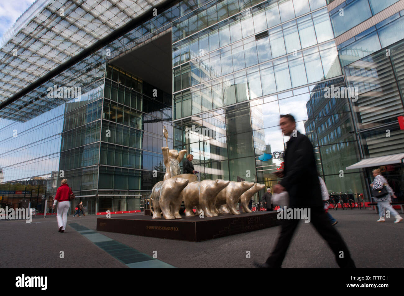 Goldenen Buddy Bär Quadriga auf dem Hof des Neues Kranzler Eck-Einkaufszentrum, Kurfürstendamm City West, Charlottenburg Stockfoto