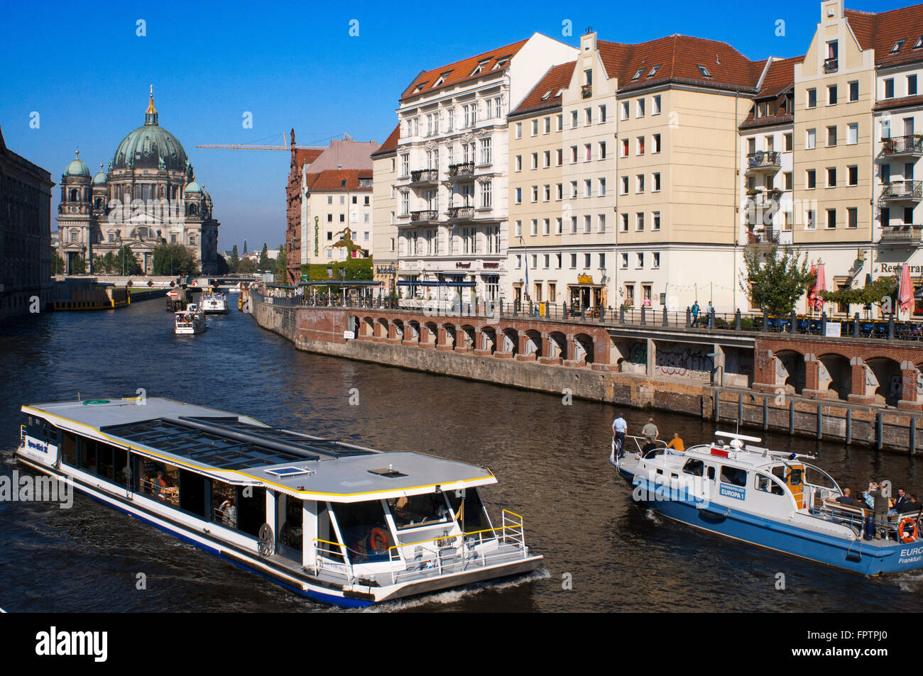 Ein Ausflugsschiff an der Spree neben dem Nikolaiviertel oder St. Nikolaiviertel an einem sonnigen Tag. Nikolaiviertel mit der Stockfoto