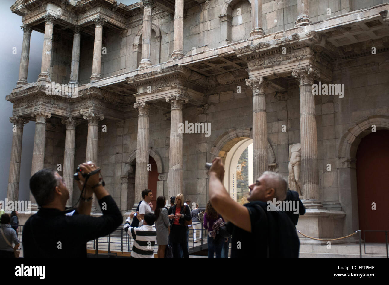 Berlin, Deutschland. Innere des Pergamon-Museum zeigt Markttor von Milet. Neu restaurierte Markttor von Milet an der Pergamon-Muse Stockfoto