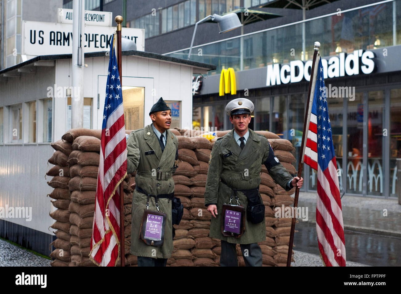 Berlin kalten Krieges Checkpoint Charlie Friedrichstraße berüchtigte Grenzübergang amerikanischen sowjetischen Sektor Ost-West-Wand. Checkpoint Stockfoto