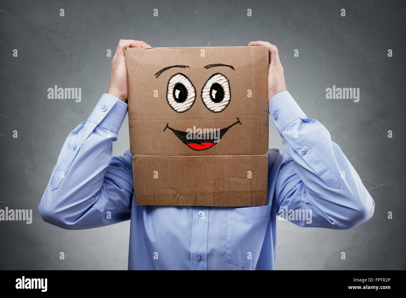 Geschäftsmann mit Karton auf den Kopf mit lächelnden Ausdruck Konzept für Glück, Aufregung, Begeisterung oder Erfolg Stockfoto