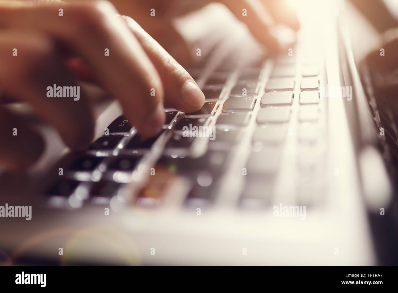 Geschäftsmann mit Laptop-computer Stockfoto