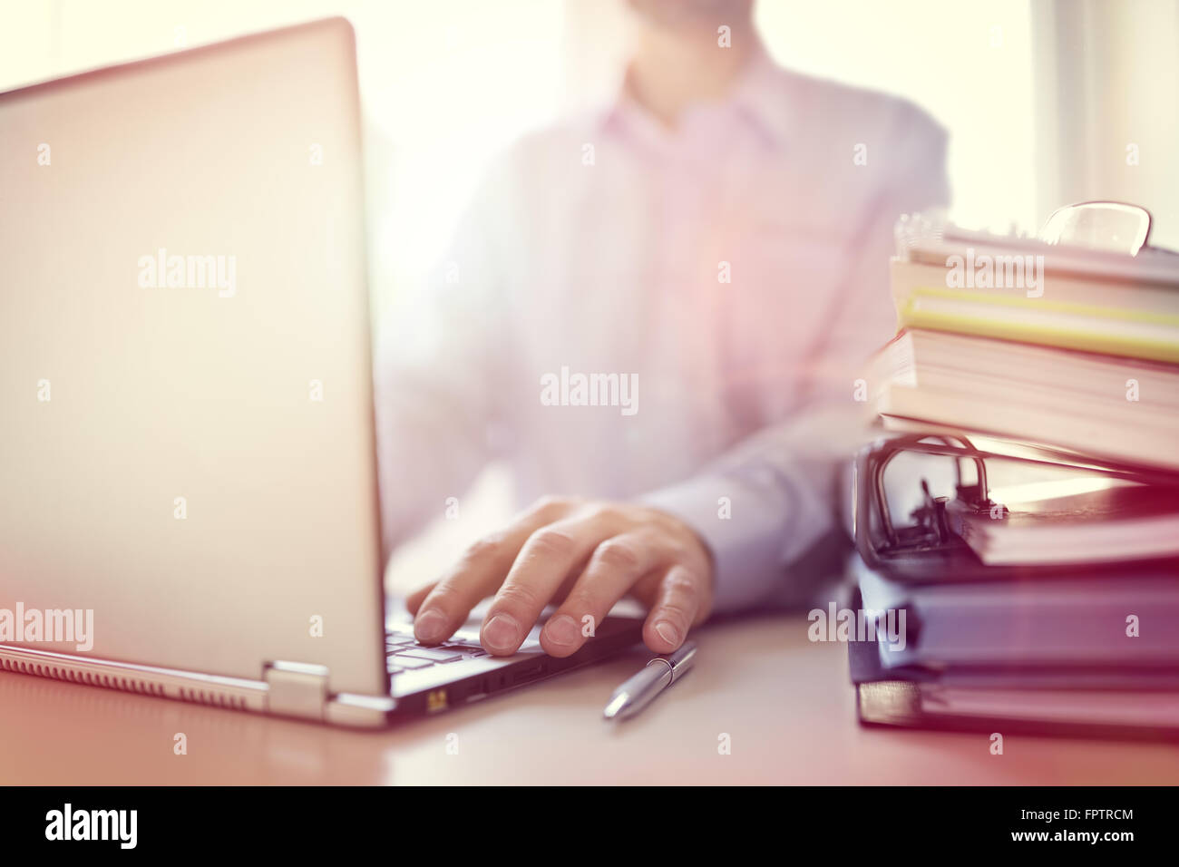 Geschäftsmann oder Designer mit Laptop-Computer am Schreibtisch im Büro Stockfoto
