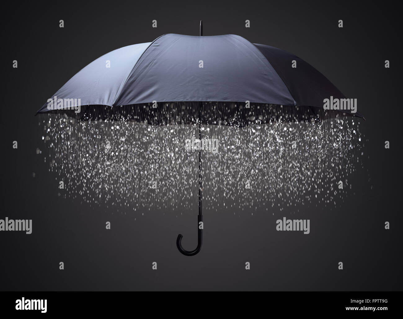 Regentropfen fallen von innen einen schwarzen Regenschirm-Konzept für Unternehmen und finanzielle Probleme, Herausforderung oder Versicherungsschutz Stockfoto