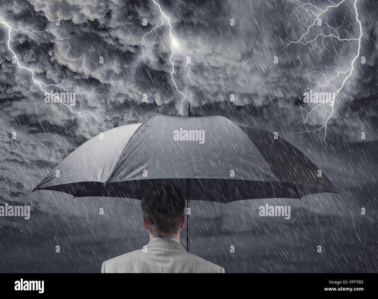 Geschäftsmann mit schwarzen Regenschirm schützt sich das Sturm-Konzept für Versicherung, finanzielle Schutz vor rece Stockfoto