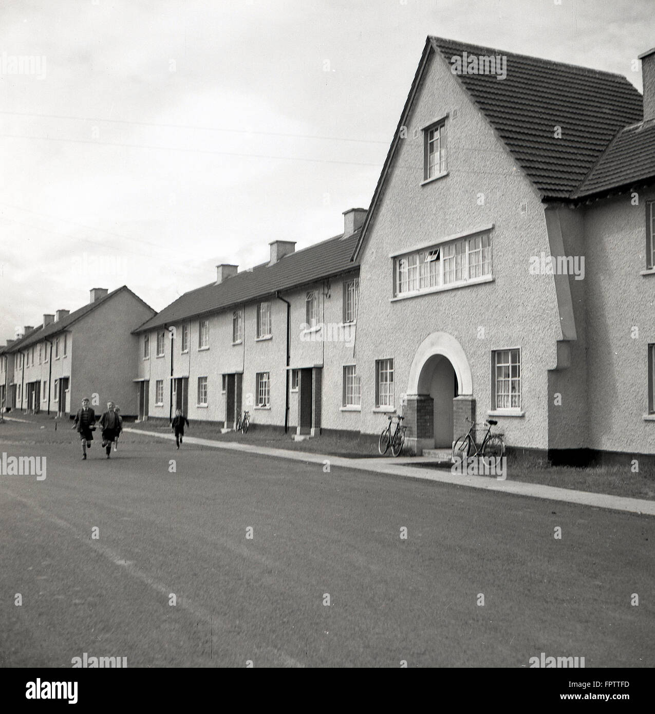1950er Jahre historische, neue Wohnanlage am Clane, County Kildare, Irland. Stockfoto