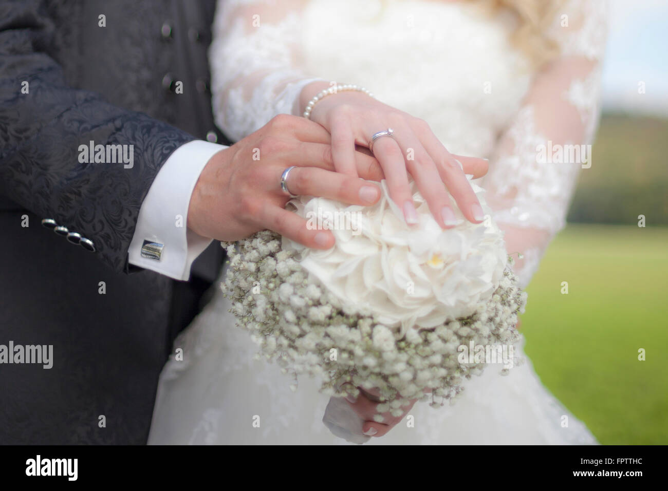 Mitte Schnittansicht von einer Braut und Bräutigam halten Bukett und zeigt ihren Ehering, Ammersee, Upper Bavaria, Bavaria, Germany Stockfoto