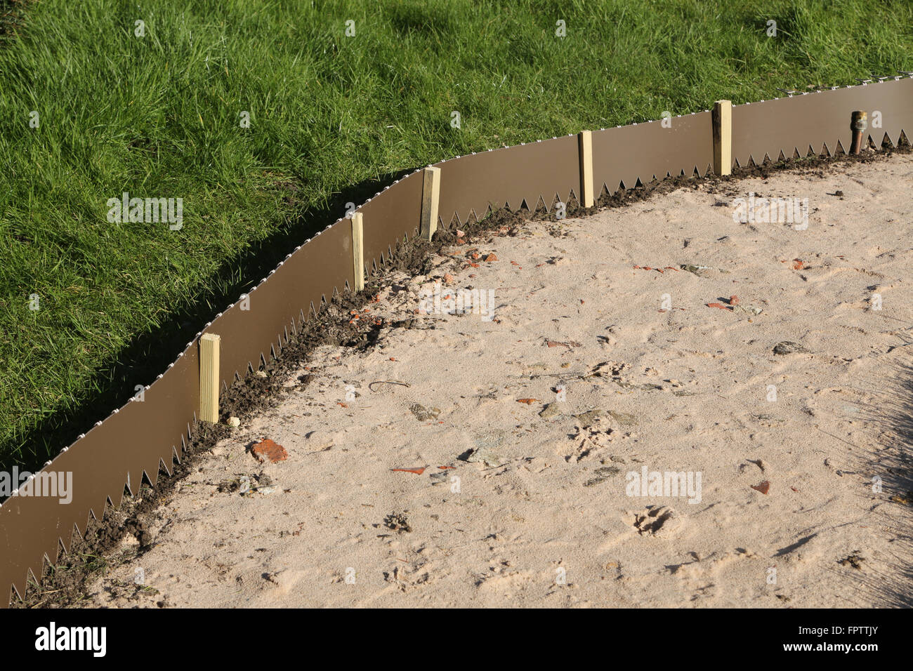 Verlegung neuer Gartenweg - Rasen Kanten Streifen Surrey England Stockfoto