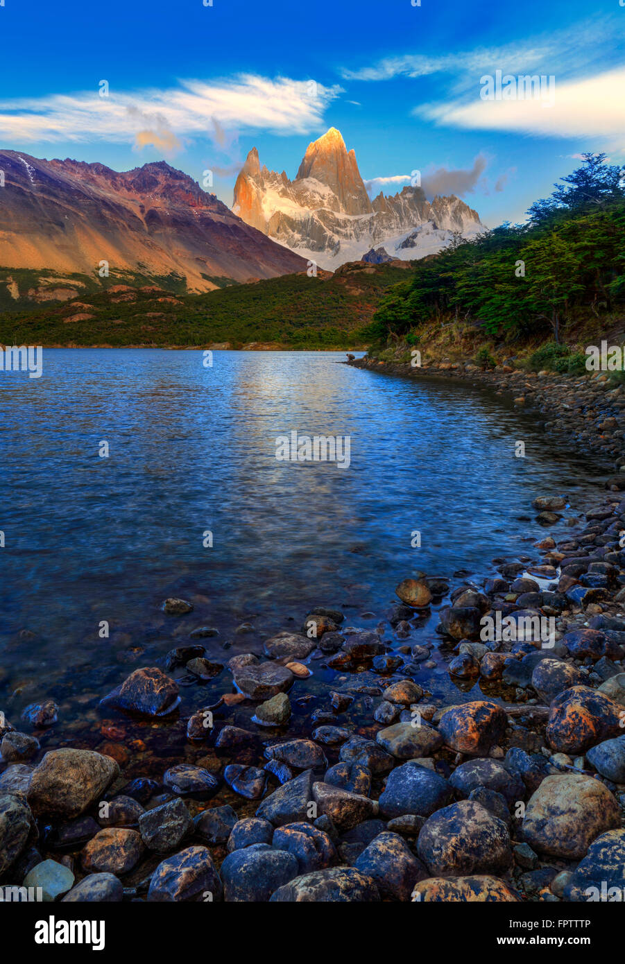 Mount Fitz Roy bei Sonnenaufgang, aus Laguna Capri. El Chalten, Santa Cruz, Argentinien Stockfoto
