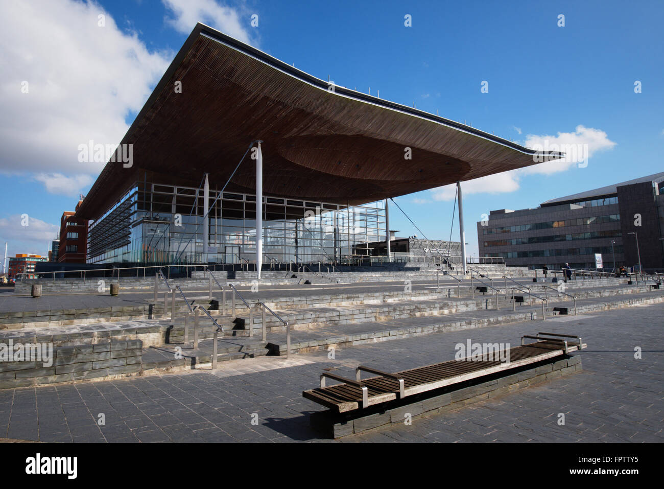 Die walisische (entworfen von Richard Rogers in Cardiff Bay, an einem sonnigen Frühlingsmorgen Stockfoto